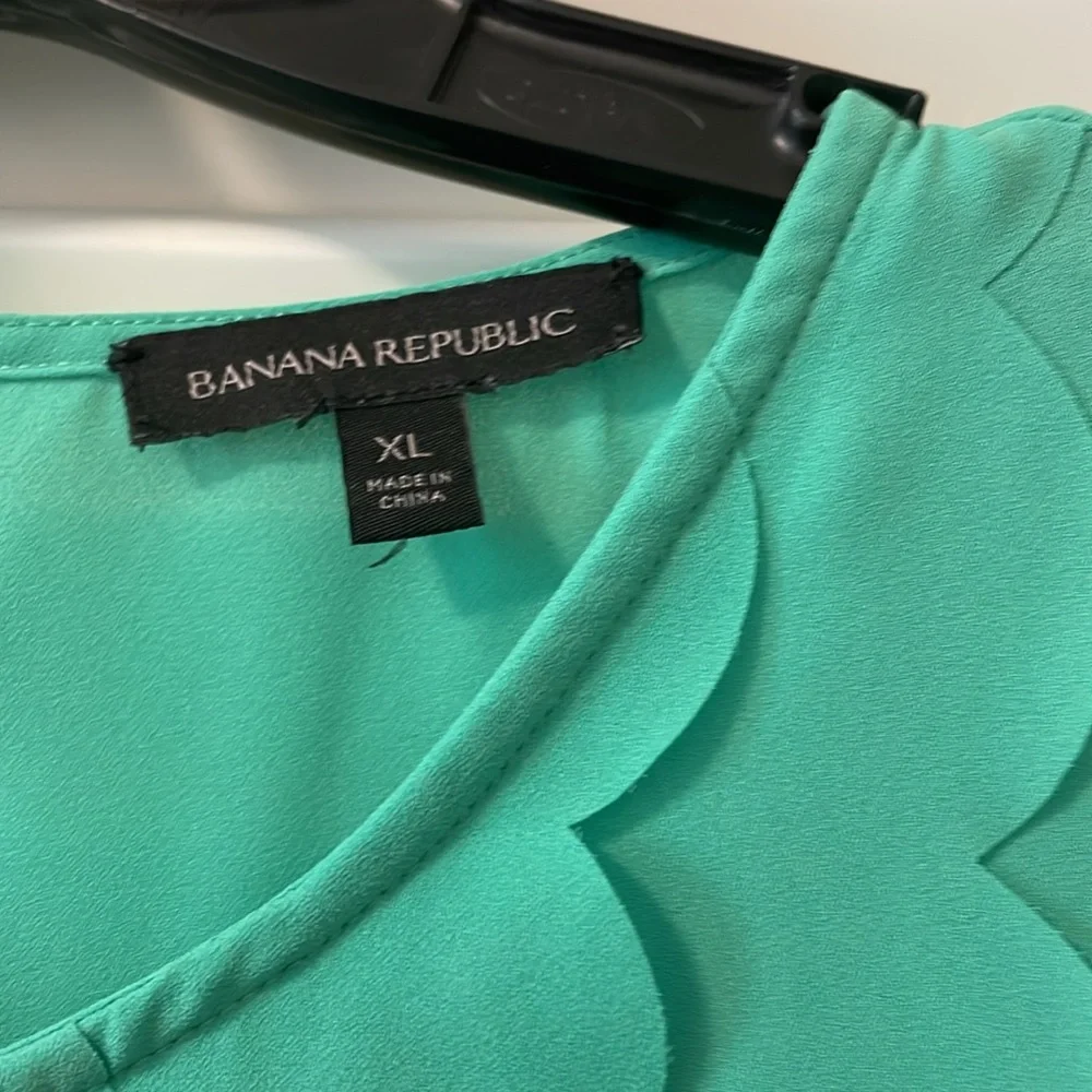 Banana Republic green scalloped front top XL